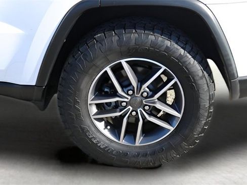 Used 2019 Jeep Grand Cherokee Limited image 9