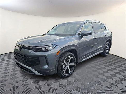 New 2025 Volkswagen Tiguan SE image 3