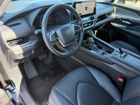 Used 2025 Toyota Grand Highlander AWD image 13