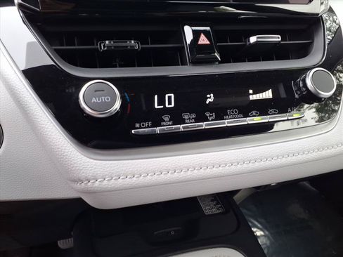 Used 2025 Toyota Corolla SE w/ SE Package FWD image 11