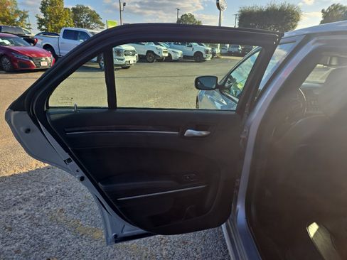 Used 2022 Chrysler 300 Touring L w/ Comfort Group image 17