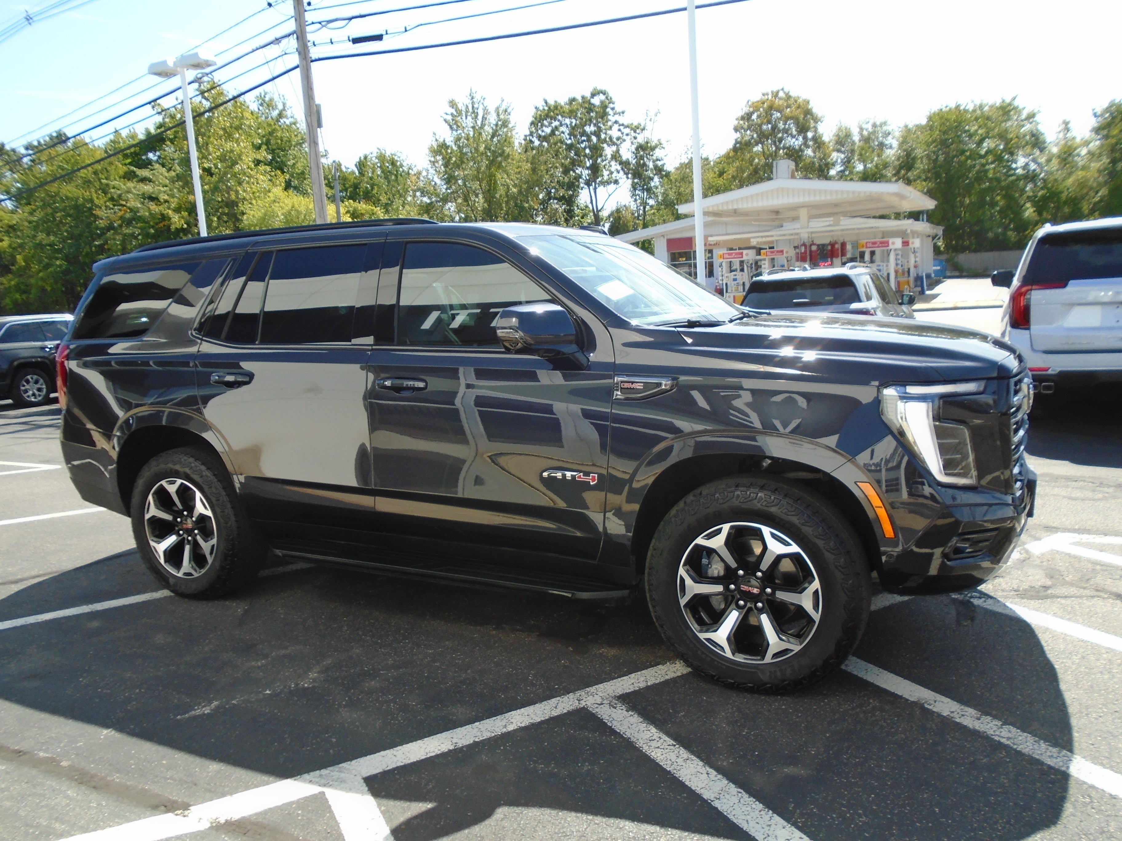 Used 2025 GMC Yukon AT4 AWD/4WD image 5