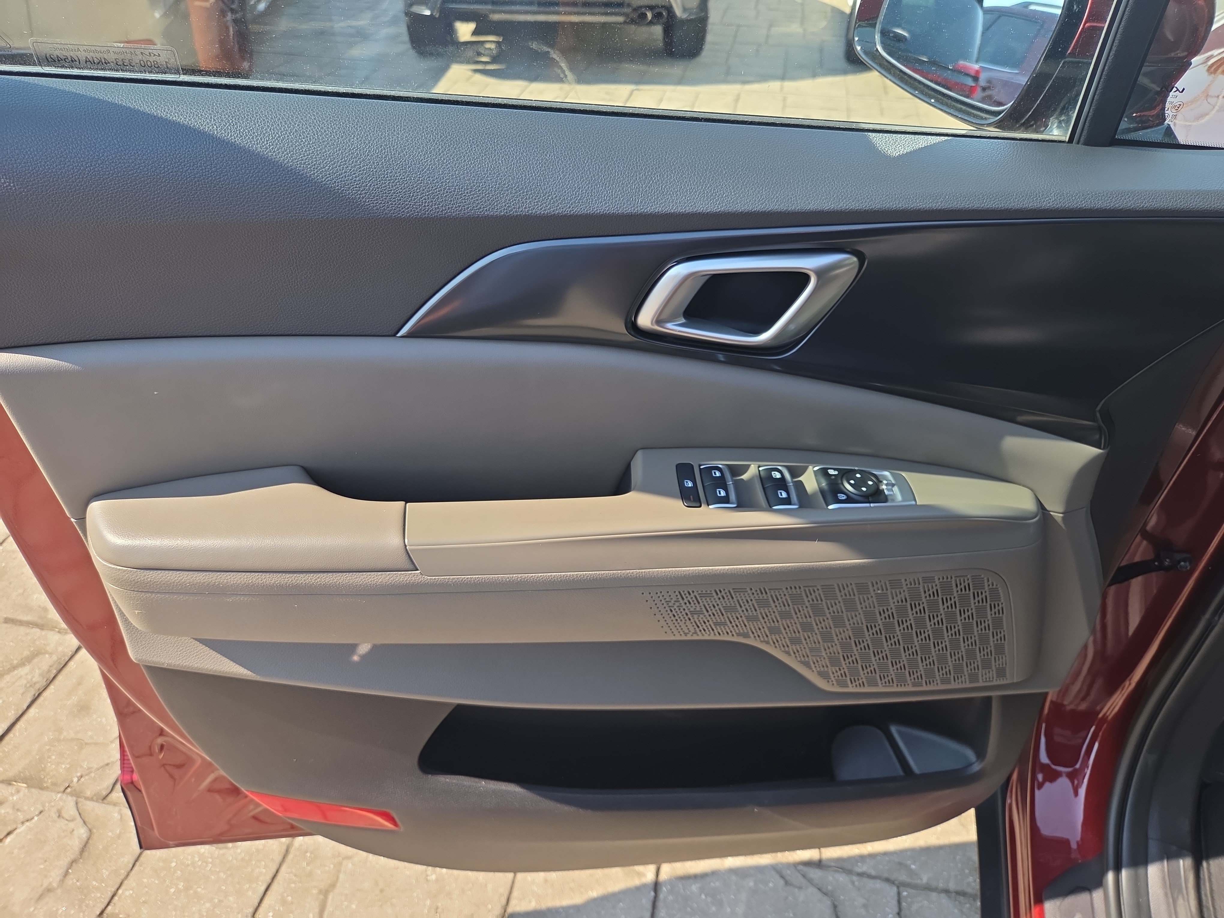 Used 2025 Kia Carnival FWD image 5