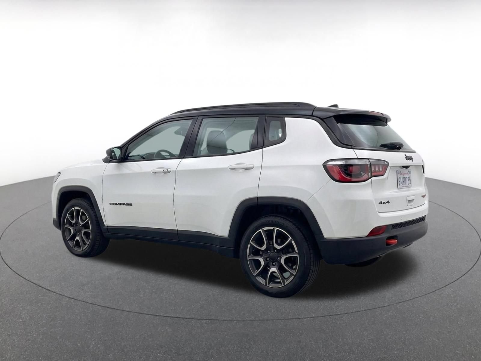 Used 2025 Jeep Compass Trailhawk AWD/4WD image 6