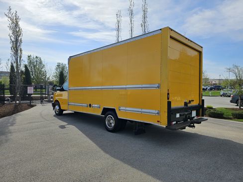 Used 2018 GMC Savana 3500 Extended w/ Driver Convenience Package RWD image 9