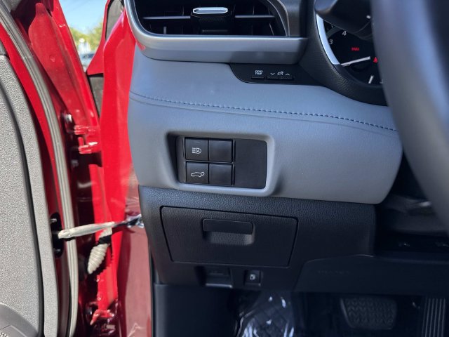 Used 2021 Toyota Highlander XLE FWD image 33