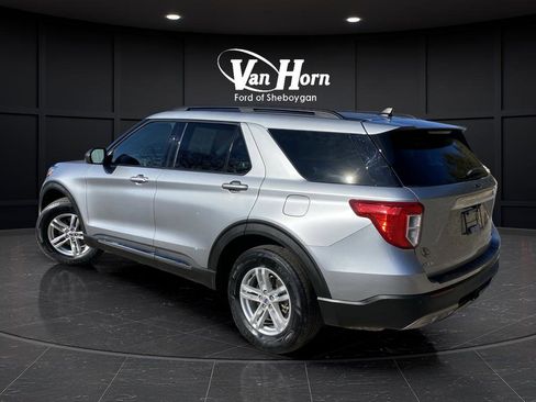 Used 2022 Ford Explorer XLT w/ Equipment Group 202A image 3