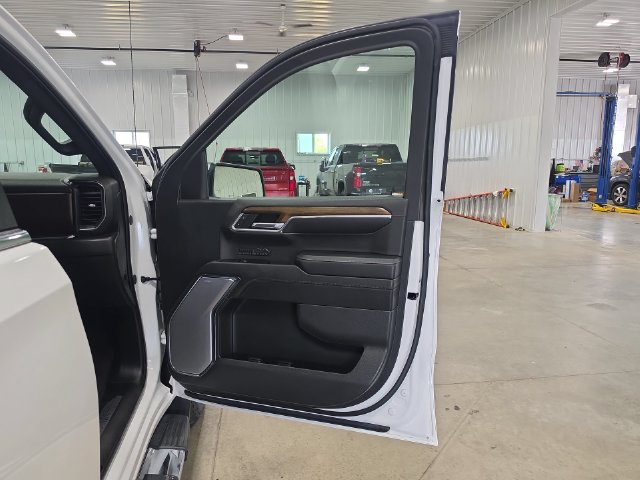 Used 2024 Chevrolet Silverado 1500 High Country w/ Technology Package AWD/4WD image 29