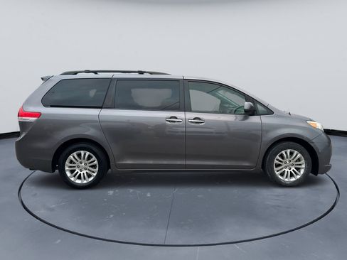 Used 2014 Toyota Sienna XLE image 9