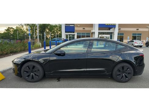 Used 2024 Tesla Model 3 Standard Range RWD image 2