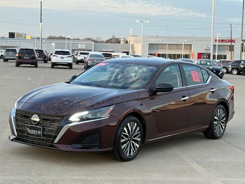 Certified 2024 Nissan Altima 2.5 SV image 3