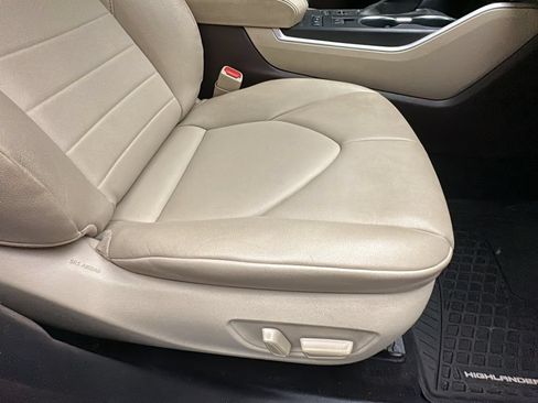 Used 2020 Toyota Highlander XLE AWD/4WD image 20