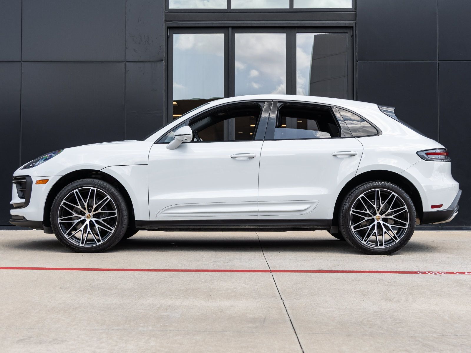 Certified 2023 Porsche Macan AWD/4WD image 2