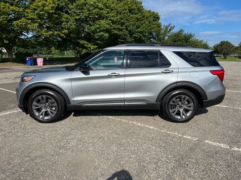 Used 2023 Ford Explorer XLT w/ Equipment Group 202A AWD/4WD image 6