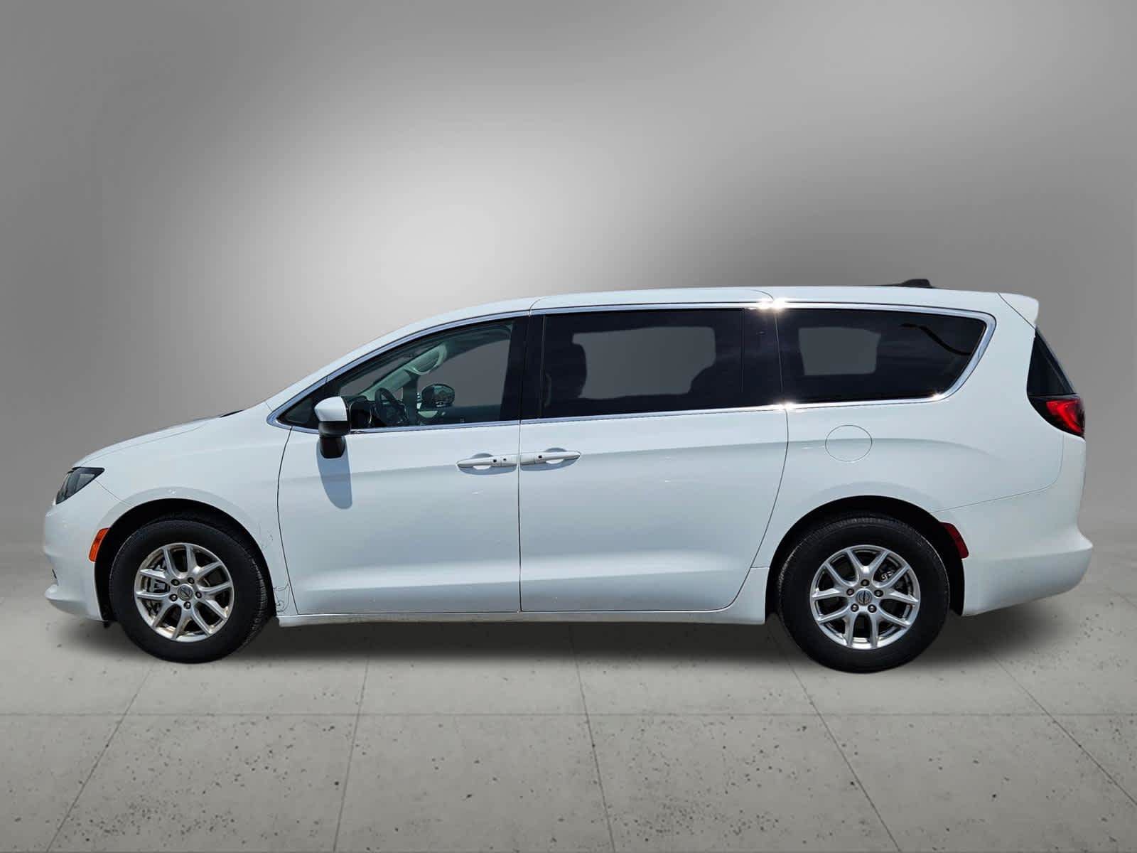 Used 2022 Chrysler Voyager LX FWD image 3