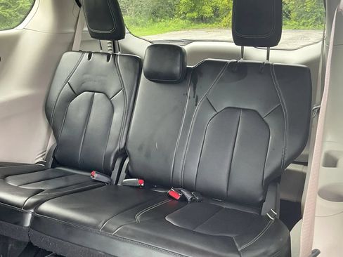 Used 2024 Chrysler Pacifica Touring-L FWD image 24