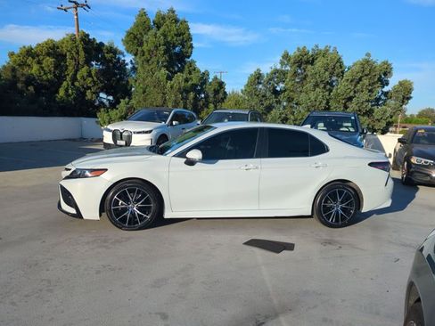 Used 2022 Toyota Camry SE w/ Carpet Mat Package (TMS) FWD image 9