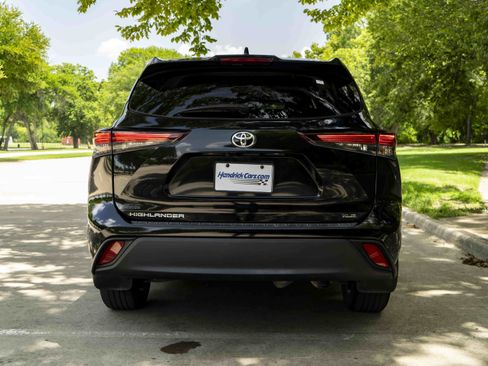 Used 2024 Toyota Highlander XLE FWD image 8
