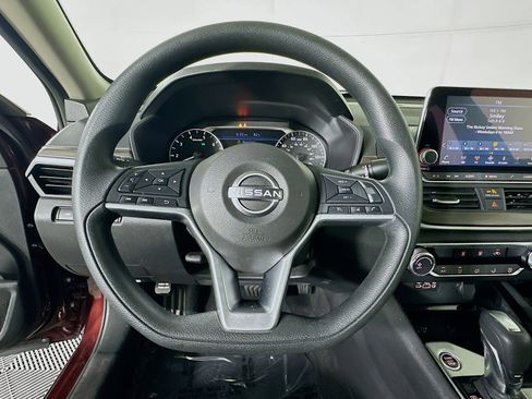 Used 2024 Nissan Altima 2.5 SV FWD image 15