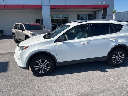 Used 2018 Toyota RAV4 LE FWD image 7
