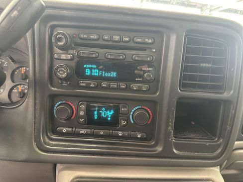 Used 2004 Chevrolet Suburban LT w/ Preferred Equipment Group image 22