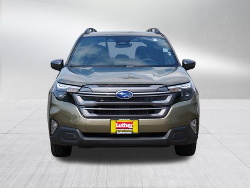 Used 2025 Subaru Forester Premium AWD/4WD image 2