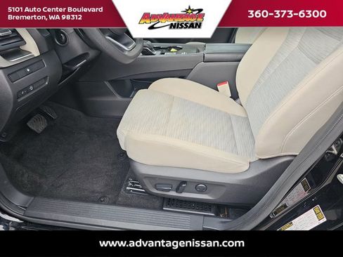Used 2023 Nissan Rogue SV image 16