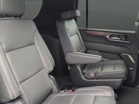 Used 2025 GMC Yukon XL Denali AWD/4WD image 32