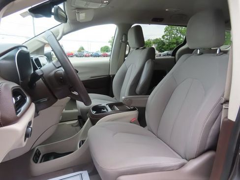 Used 2021 Chrysler Pacifica Touring AWD/4WD image 19
