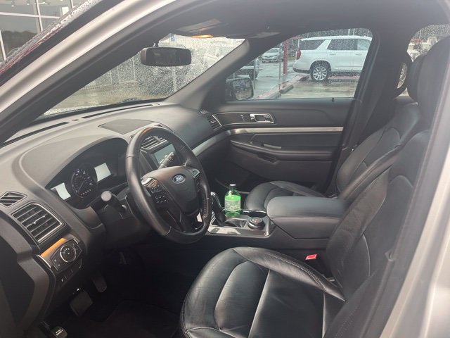 Used 2018 Ford Explorer XLT w/ Equipment Group 202A AWD/4WD image 5