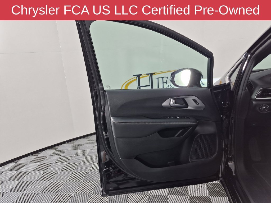 Used 2026 Chrysler Pacifica Select FWD image 14