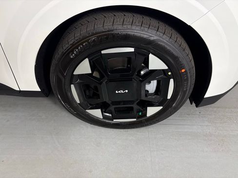 New 2026 Kia Carnival EX FWD image 10