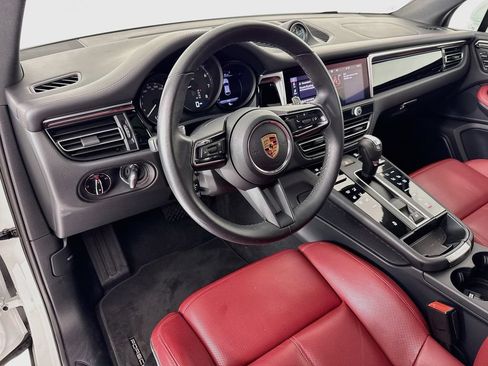 Certified 2025 Porsche Macan AWD/4WD image 4