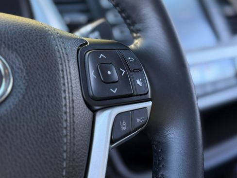 Used 2017 Toyota Highlander XLE image 19