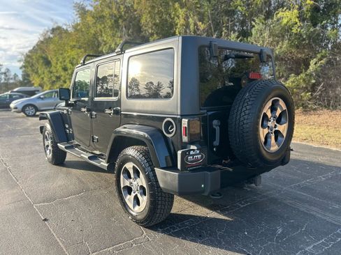 Used 2018 Jeep Wrangler Unlimited Sahara image 11