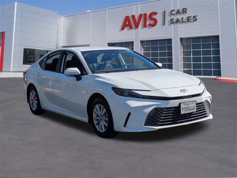 Used 2025 Toyota Camry LE image 3
