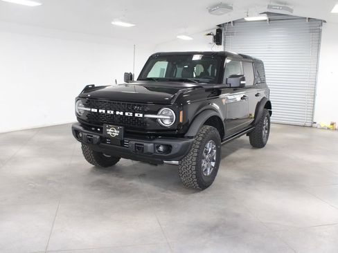 New 2025 Ford Bronco Badlands image 3