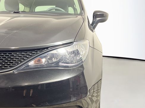 Used 2023 Chrysler Voyager LX image 12