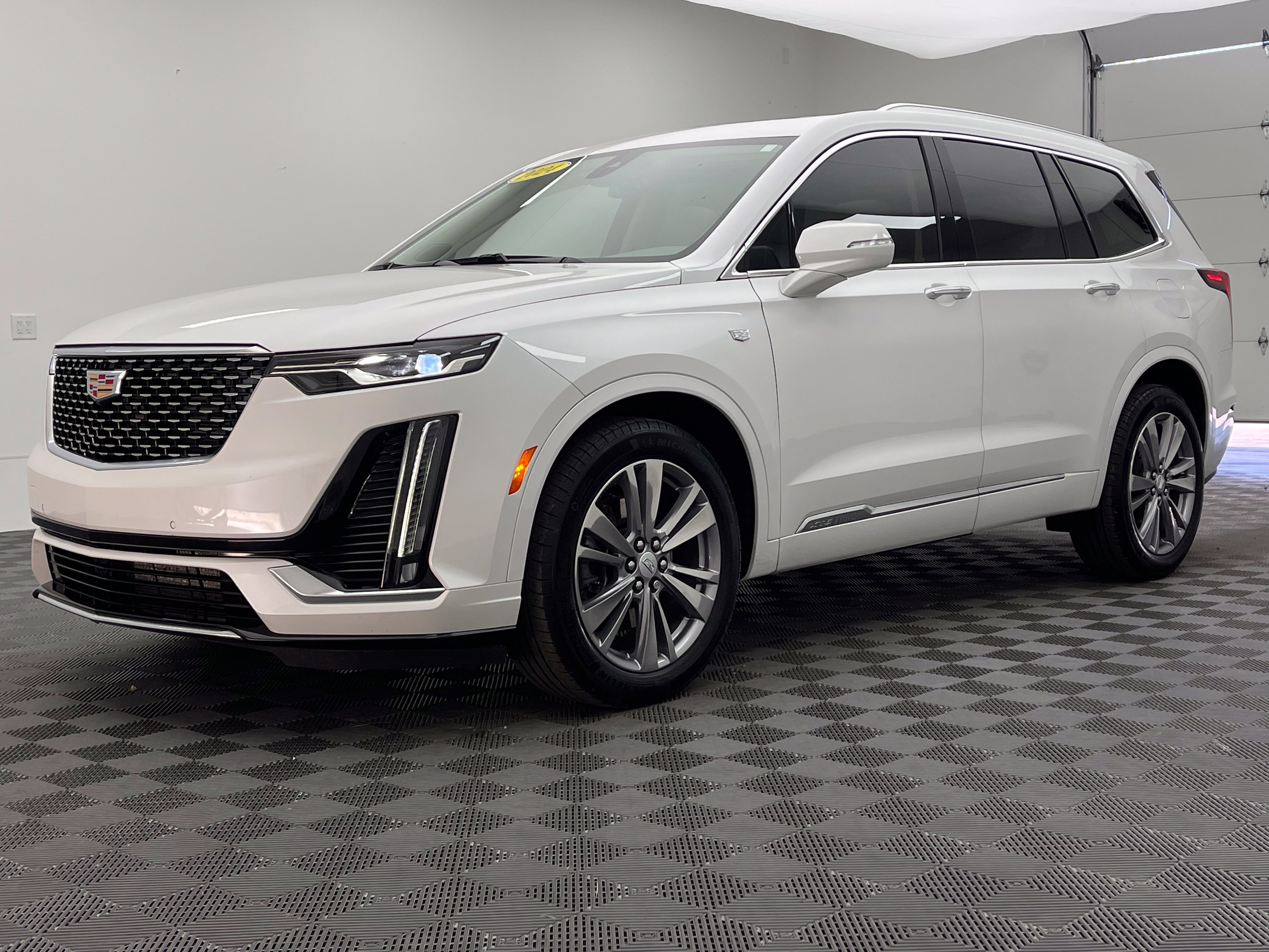 Used 2024 Cadillac XT6 Premium Luxury FWD image 2