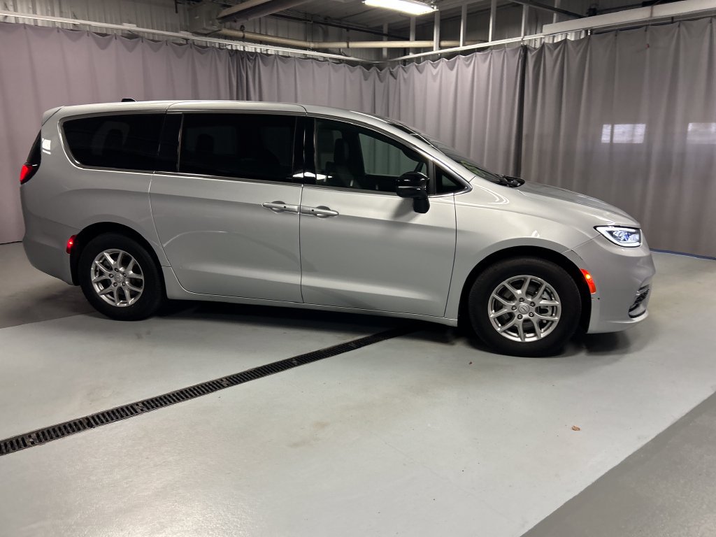 Used 2026 Chrysler Pacifica Select FWD image 8