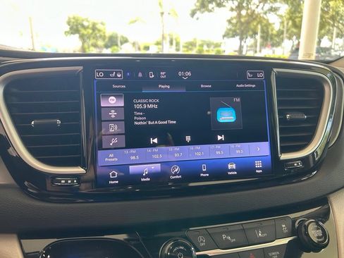 Used 2024 Chrysler Pacifica Touring-L FWD image 8
