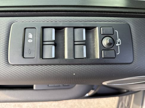 Used 2023 Land Rover Discovery S R-Dynamic image 15