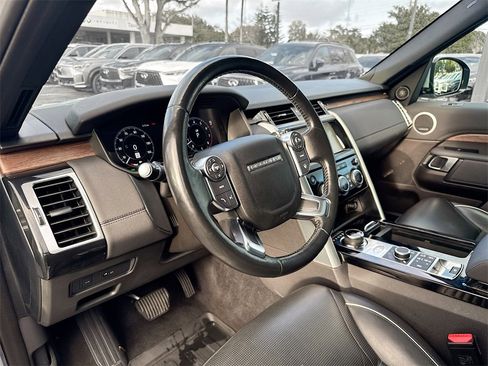 Used 2018 Land Rover Discovery HSE image 10