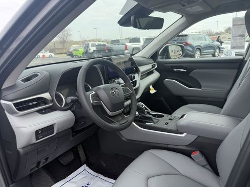 New 2026 Toyota Highlander XLE image 12