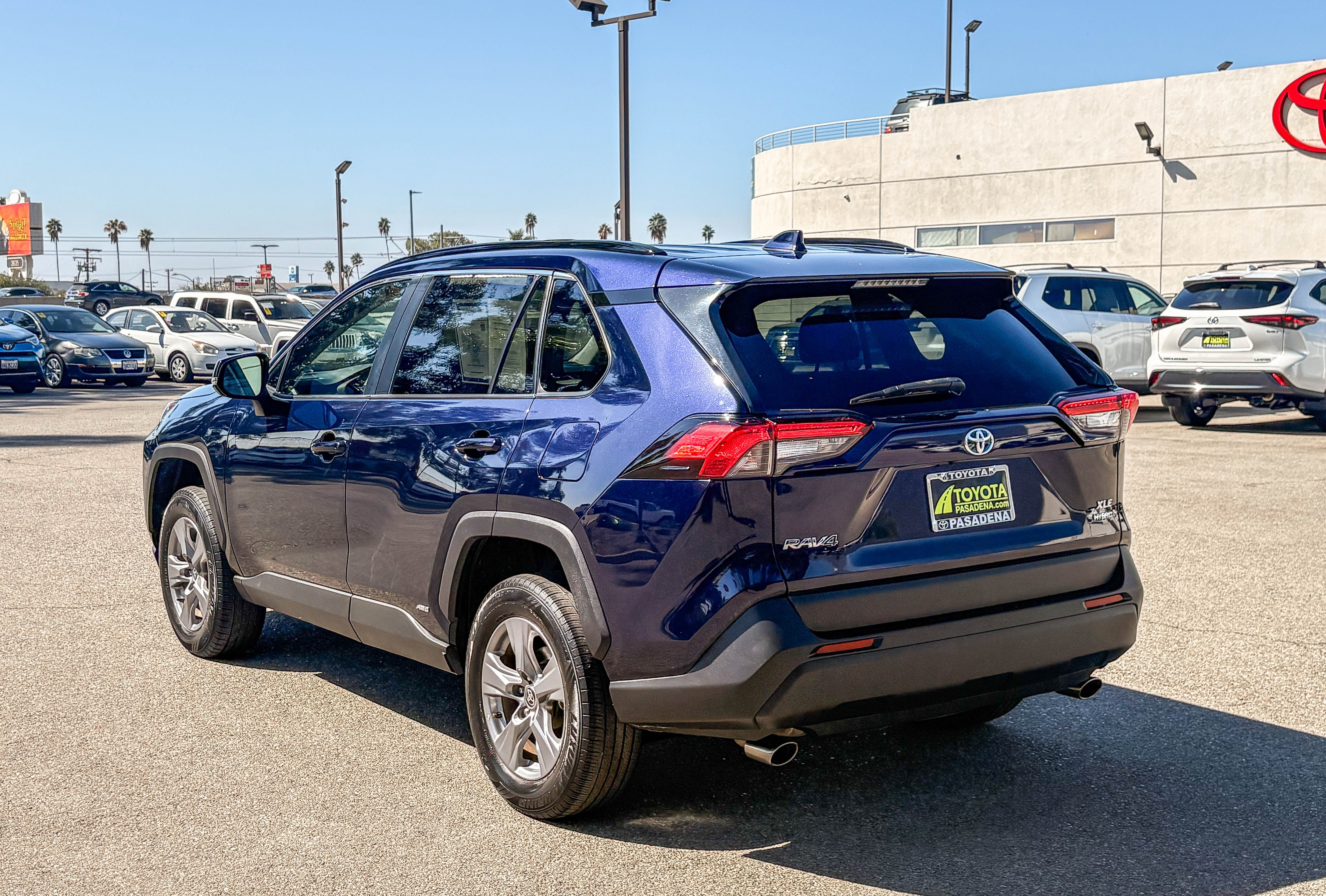 Used 2022 Toyota RAV4 XLE AWD/4WD image 8