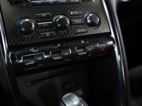 Used 2015 Nissan GT-R Premium image 43
