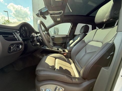 Certified 2025 Porsche Macan AWD/4WD image 5