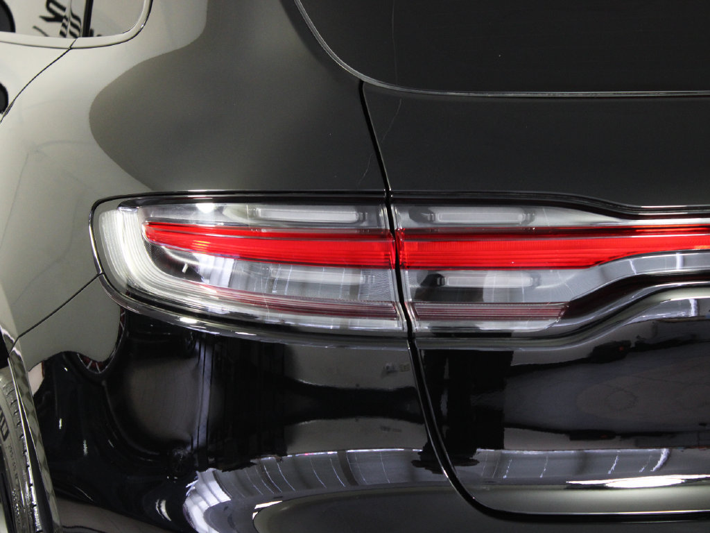 Certified 2022 Porsche Macan AWD/4WD image 12