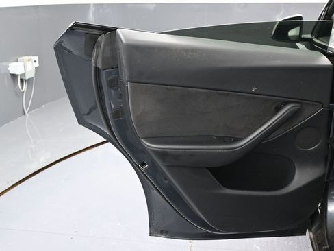 Used 2022 Tesla Model Y Long Range image 44