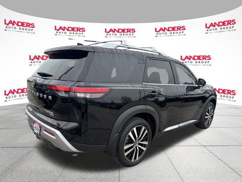 Used 2024 Nissan Pathfinder Platinum image 3